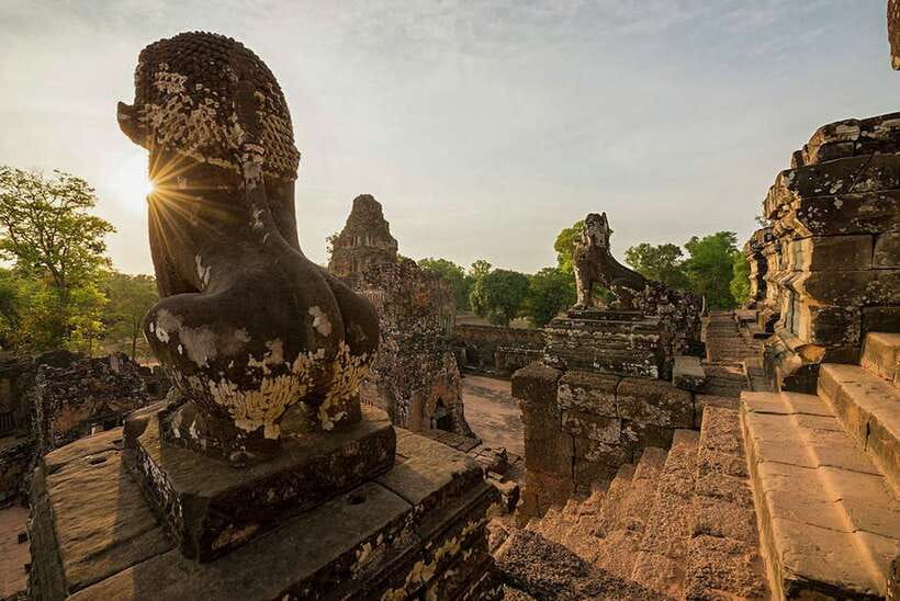 Siem Reap: Grand circle tour Sun set on bakeang hill & Guide - What the guide adds to the experience