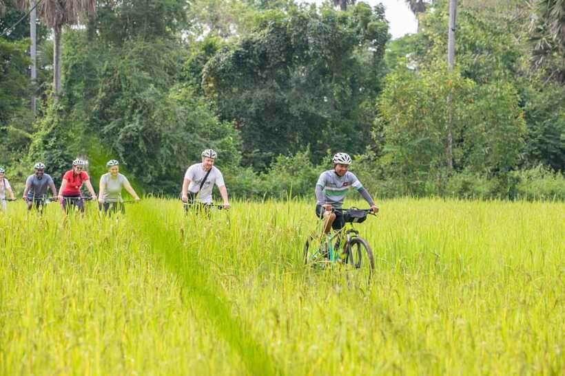 Siem Reap: Guided Countryside Bike Tour - Mushroom farms, rice wine, and small-scale work