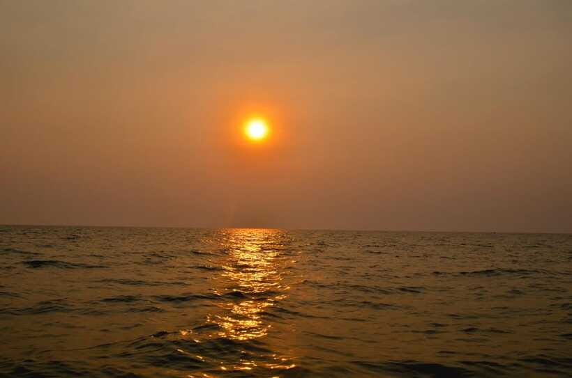 Siem Reap: Half-Day Kampong Phluk with Sunset, Boat & Guide - Entering Kampong Phluk by motorized boat