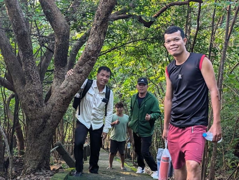 Siem Reap: Hidden Jungle Temples & Picnic Small Group Tour - Walking, photographs, and free time