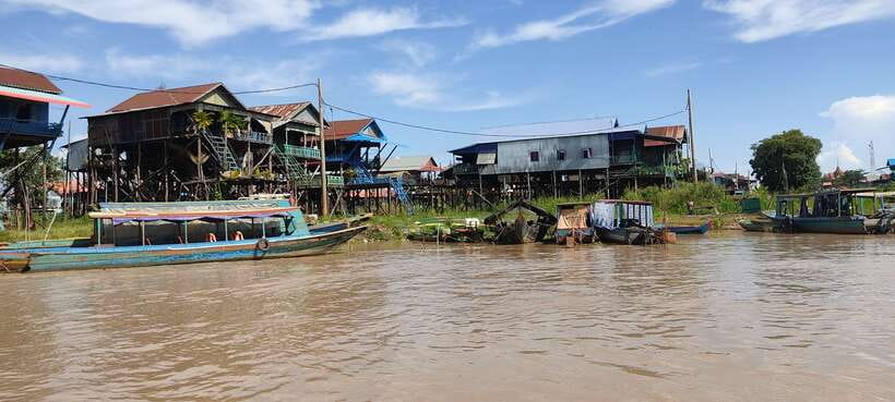 Siem Reap: Kampong Phluk Floating Village and Sunset Tour - Choosing between the pagoda and local market
