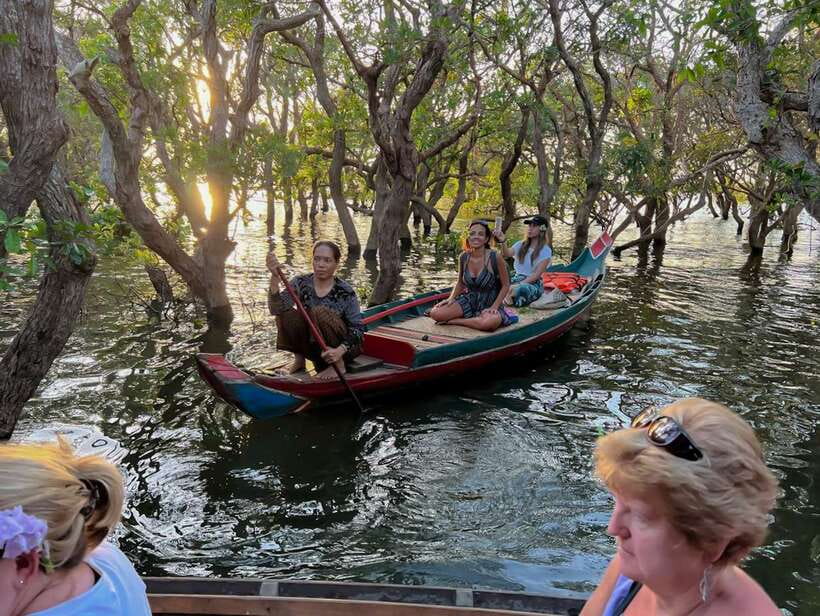 Siem Reap: Kampong Phluk Floating Village Tour with Boat - What the guides add to the experience