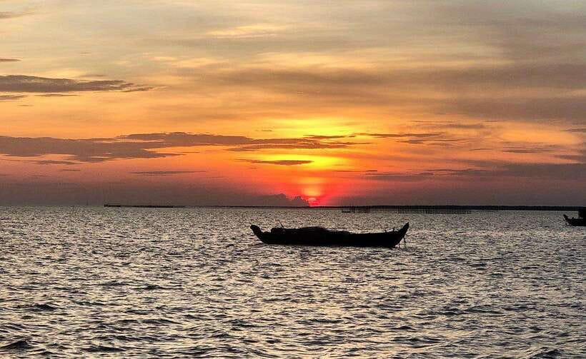 Siem Reap: Kampong Phluk Floating Village Tour with Boat - Wet season boat routes through school and pagoda