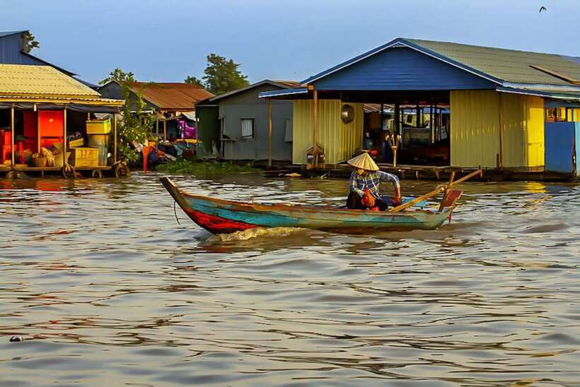Siem Reap: Kampong Phluk Floating Village Tour with Boat - Dry season walking through the main street