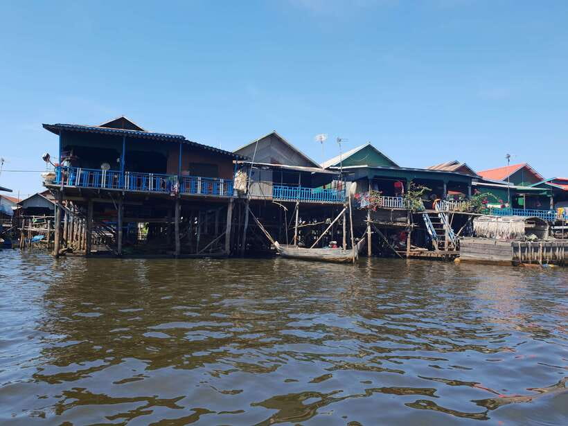 Siem Reap: Kompong Khleang Floating Village Guided Tour - Arriving at Kompong Khleang’s tall wooden homes