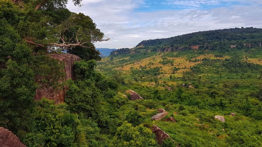 Siem Reap: Magical Kulen Mountain by Cambodiajeep - Reading the 1,000 lingas in the riverbed
