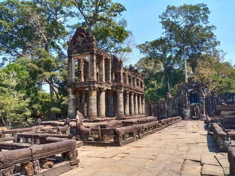 Siem Reap: Preah Khan, Ta Som, and Neak Pean Private Tour - Neak Pean, reached across the Northern Baray
