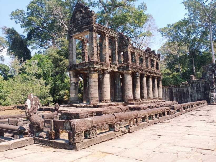 Siem Reap: Preah Khan, Ta Som, and Neak Pean Private Tour - Ta Som and a smaller temple built for a king’s father