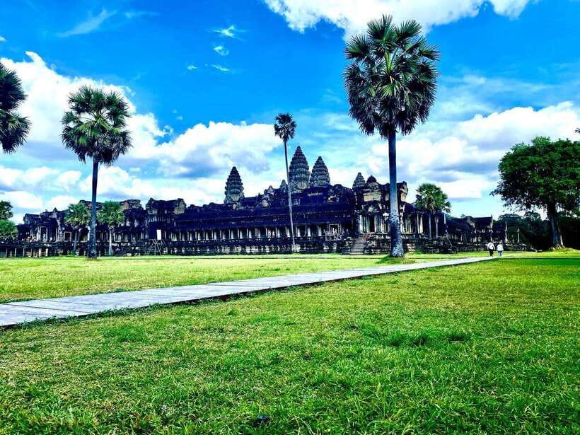 Siem Reap: Private Angkor Wat & Bakheng Mountain Sunset Tour - Angkor Wat in a focused 1.5 hours