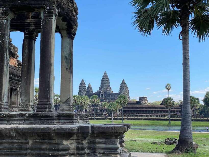 Siem Reap: Private Angkor Wat & Bakheng Mountain Sunset Tour - Phnom Bakheng and the sunset gamble