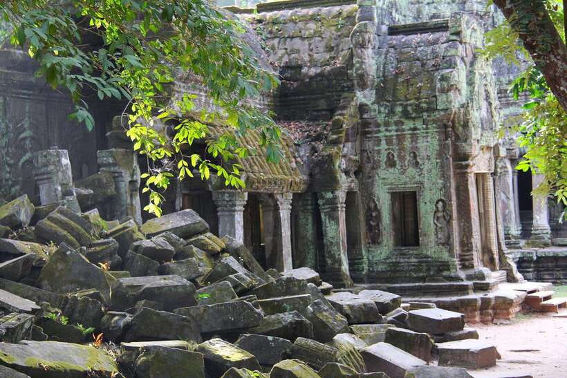 Siem Reap: Private Taxi to Angkor Wat and Small Circuit - Bayon Temple and Baphuon Temple: two different moods