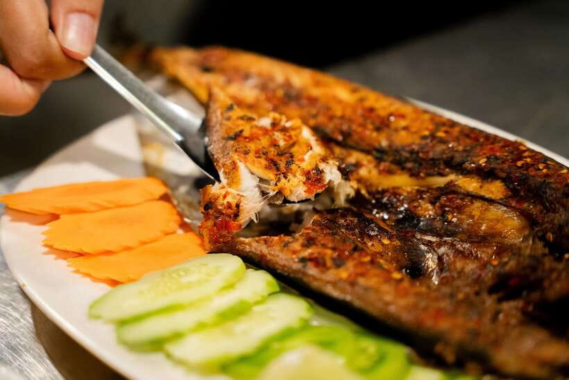 Siem Reap's Ultimate Street Food Tour by Tuk Tuk - Wat Kesararam and the late-night roadside crowd