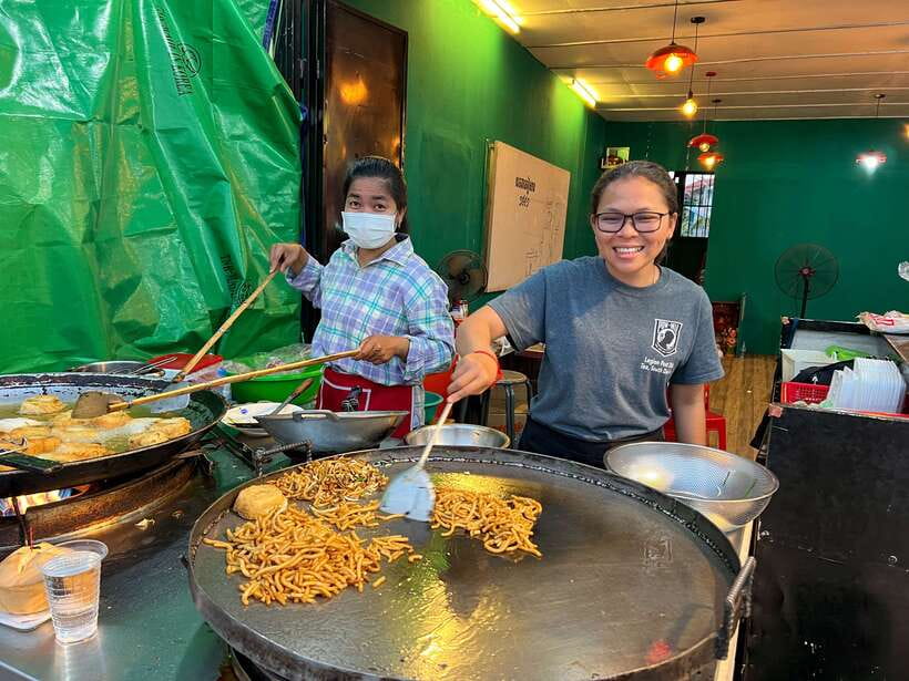 Siem Reap: Small Group Street Food Tour with Tuk-Tuk Ride - Why this food tour works well in Siem Reap