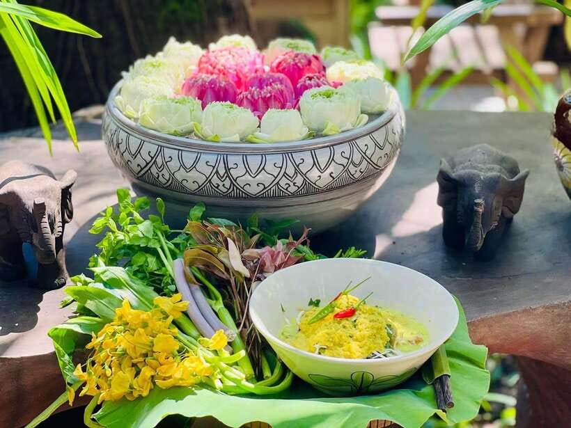 Siem Reap: Street Food Experience by Tuk-Tuk - Street 60 after dark
