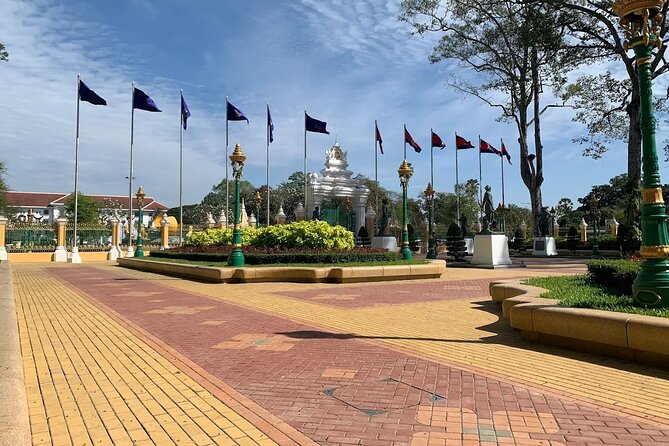 Siem Reap Walking Tour: Landmarks & Hidden Gems - Group size, timing, and comfort