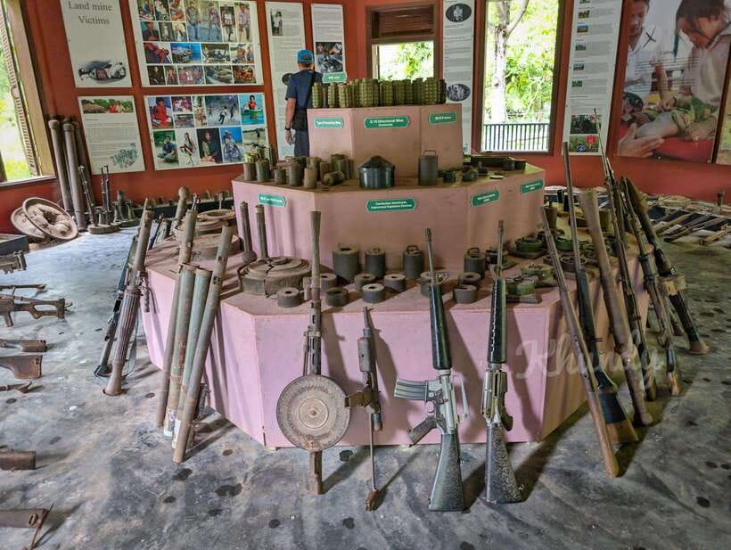 Siem Reap: War Museum included Ticket & Free Round trip - Walking through the military garden