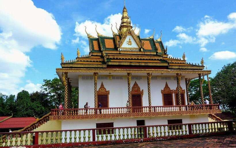 Sihanoukville City Tour for Cruise Passengers with 7 Stops - Tomnub Rolork shows work beside the water