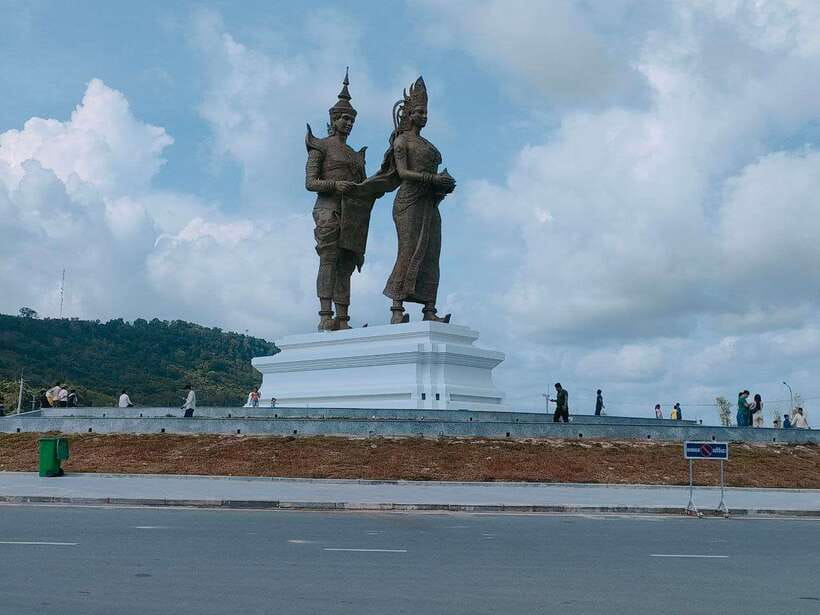 Sihanoukville Full Day City Tour with Transportation & Guide - Meeting Fishermen at the Local Port