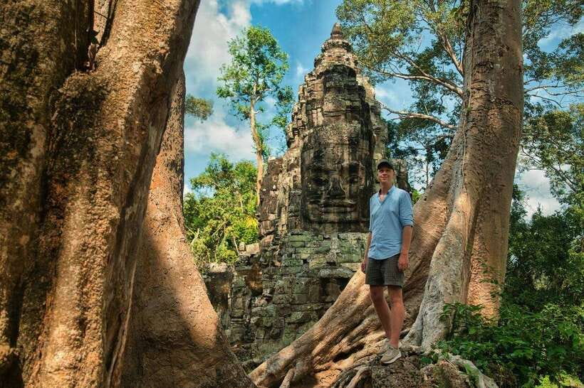 Small-Group Full Day Angkor wat Guide tour with Sun set - Angkor Thom and Bayon: entering the old capital