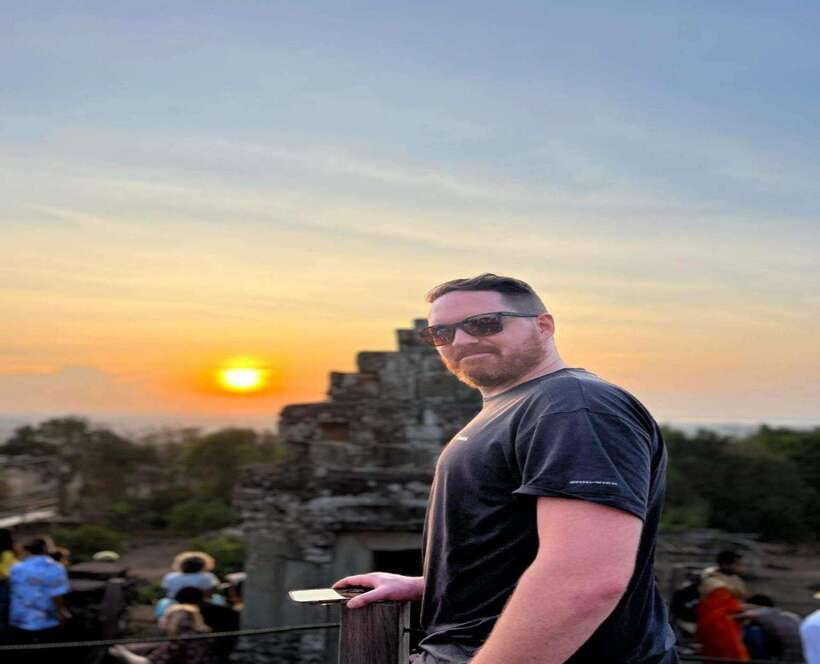 Small-Group Full Day Angkor wat Guide tour with Sun set - Phnom Bakheng at sunset: a fitting final stop