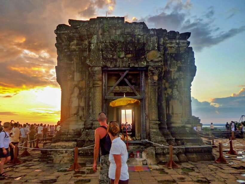 Small-Group Full Day Angkor wat Guide tour with Sun set - What the guides add to the experience