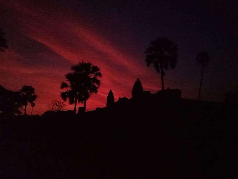 Sunrise at Angkor Wat with a sharing group - What the guide adds to the temples