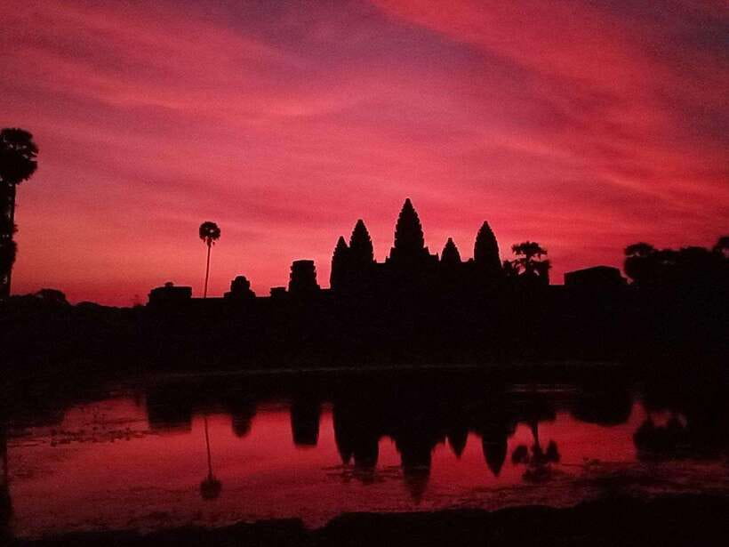 Sunrise at Angkor Wat with a sharing group - Angkor Wat at sunrise, from lotus pond to gallery