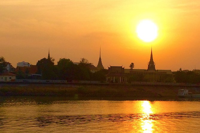 Sunset Cruise with unlimited beer & soft drinks -English speaking guide on board - How the guide and music affect the ride