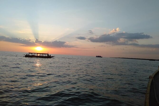 Sunset Dinner and drinks includes a Floating Village cruise tour. - Chong Khneas floating village by small boat