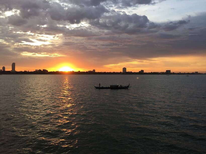 Sunset Dinner Tour: Tonle Sap Lake Floating Village - Cruising through the floating village