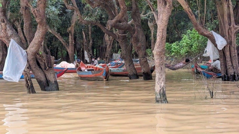 Sunset Kompong Pluk Floating Village - Arriving at Kampong Phluk’s raised homes