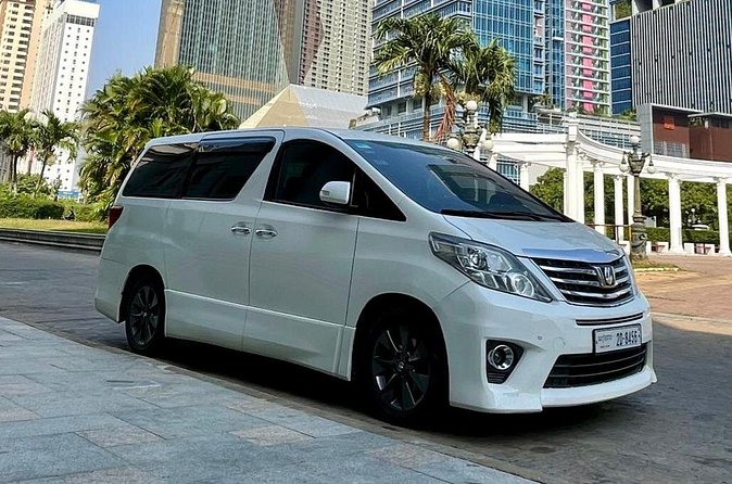 Techo International Airport Transfer by Car or Minivan - Cold water, towels, and the small comforts