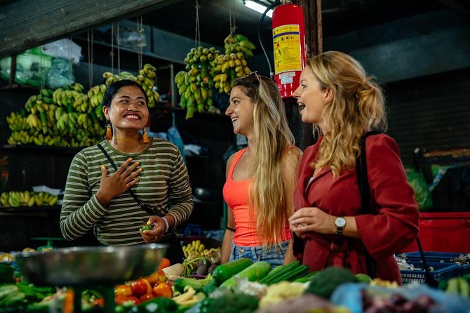 The 10 Tastings of Siem Reap With Locals: Private Street Food Tour - The Heritage Walk: tropical fruit and green papaya salad