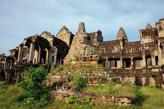The Ultimate Angkor Wat Temple Private Day Trip - Angkor Wat: carvings, symbols, and the essential first stop