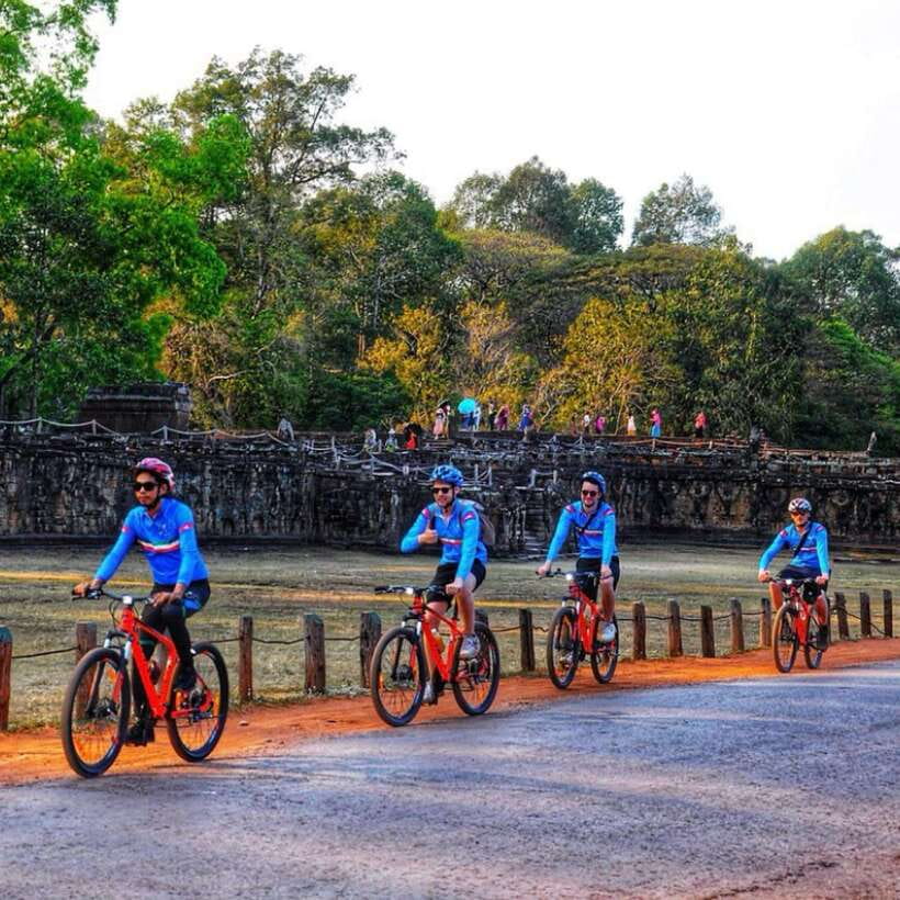 Tour de friends - Discover Angkor Wat Full Day Bike Tour - Angkor Wat at 9:30am, not sunrise