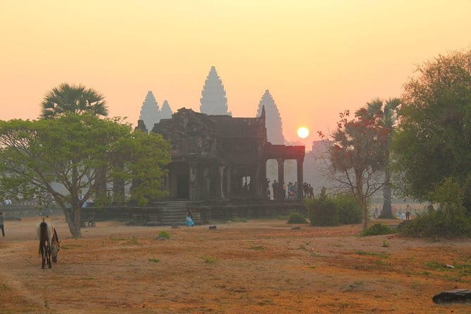 Two Day Angkor Temples Tours - Day One: Fine Carving and Forgotten Corridors
