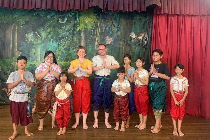 Watch Live Khmer Traditional boxing in Phnom Penh - Beer, soda, and a relaxed social mood